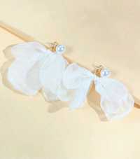 Kolczyki białe jedwabne płatki i  perełka
