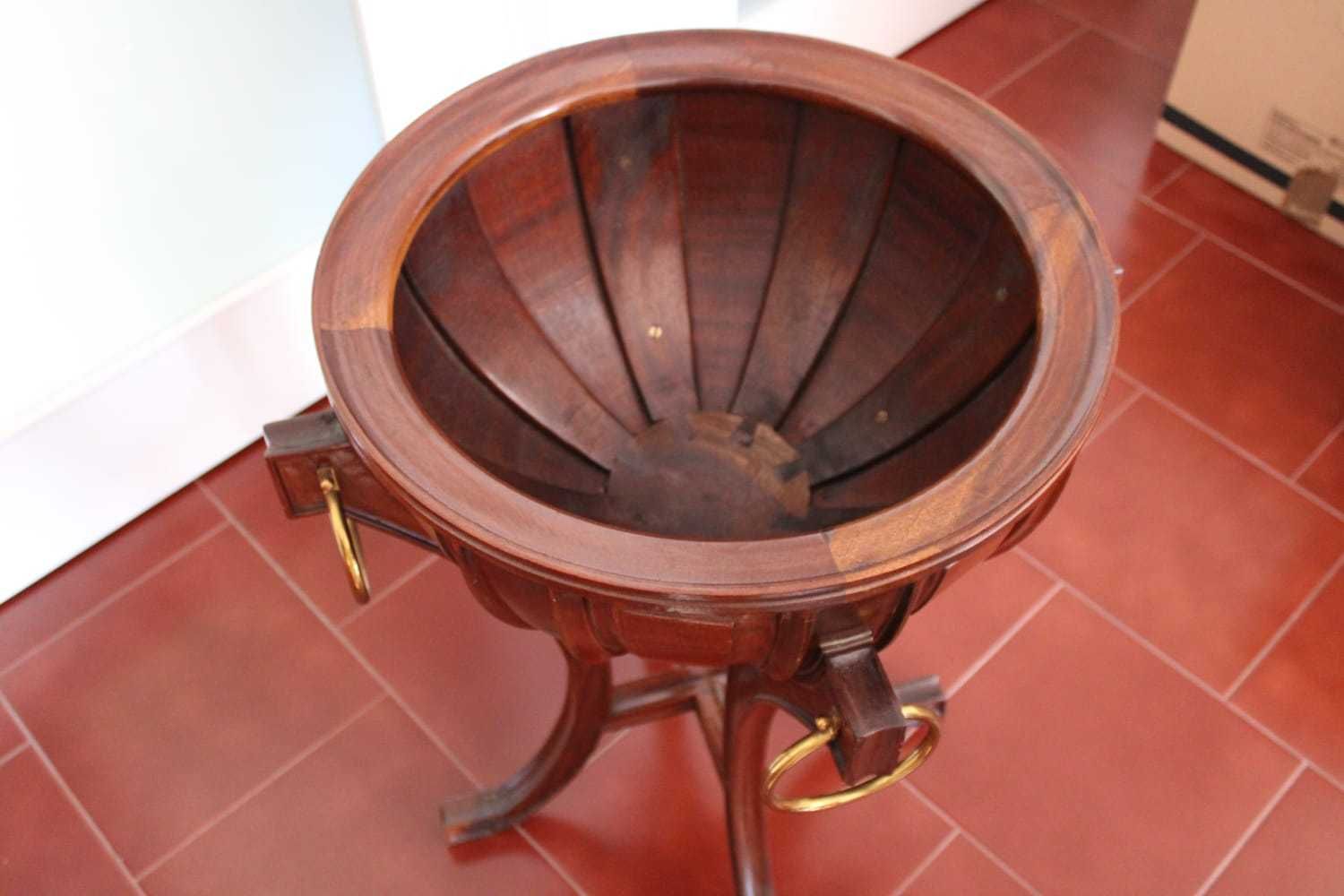 Cachepot Clássico em Madeira e Metal Dourado