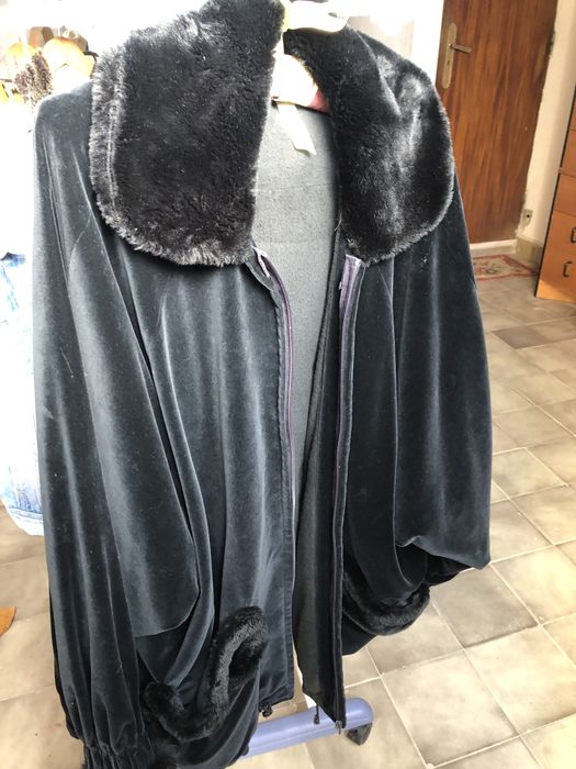 Casaco 3/4 Veludo Preto Gola e Punhos Pelo