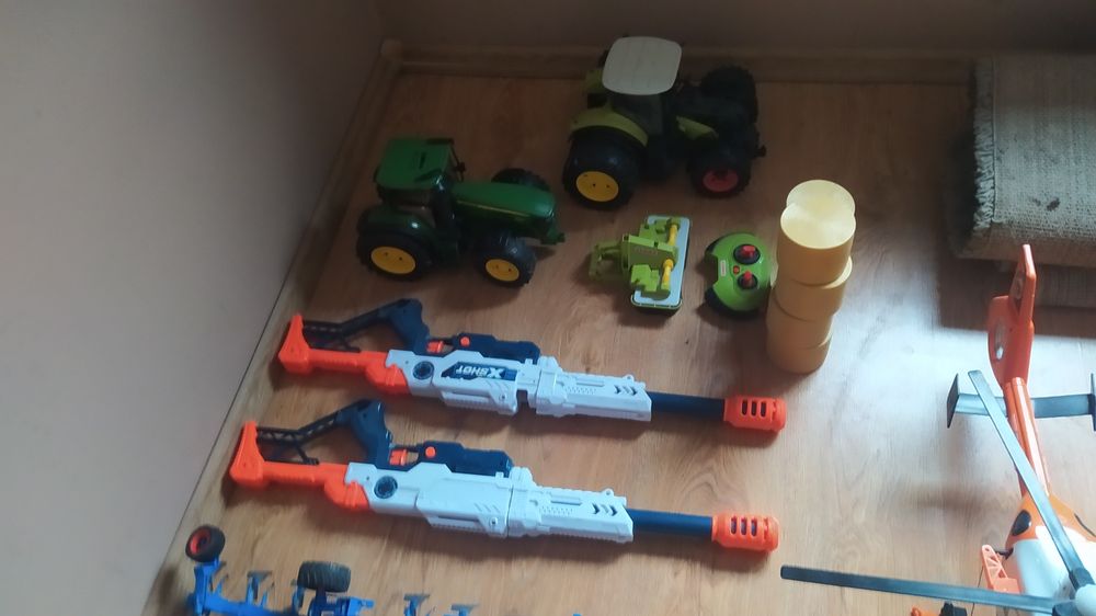 Zabawki bruder, jeździk, pistolet cena od 50 zł do 100 zł