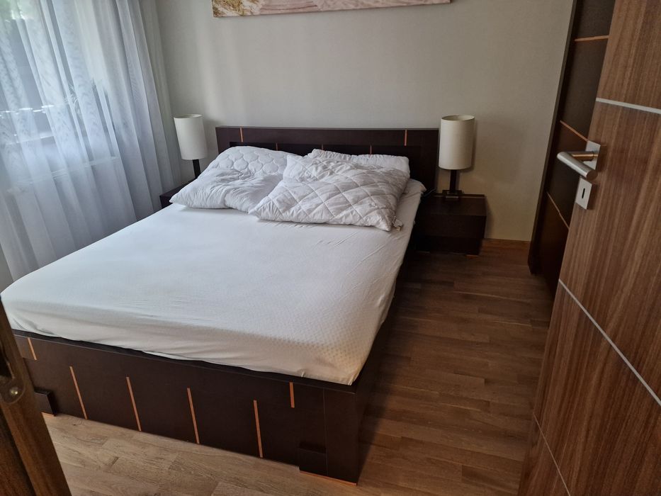 Sprzedam zestaw mebli w kolorze ciemnego drewna do mieszkania