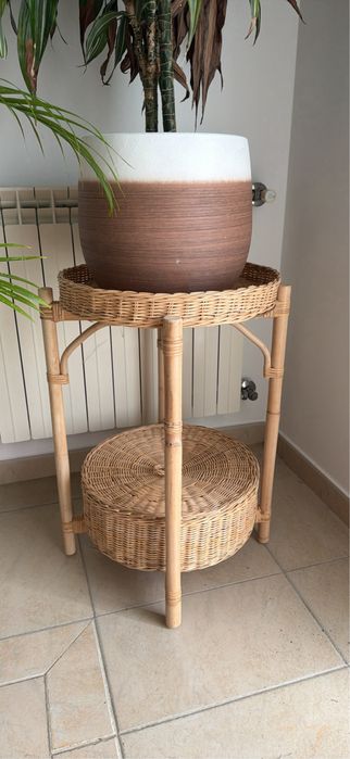 Mesa de apoio em rattan natural