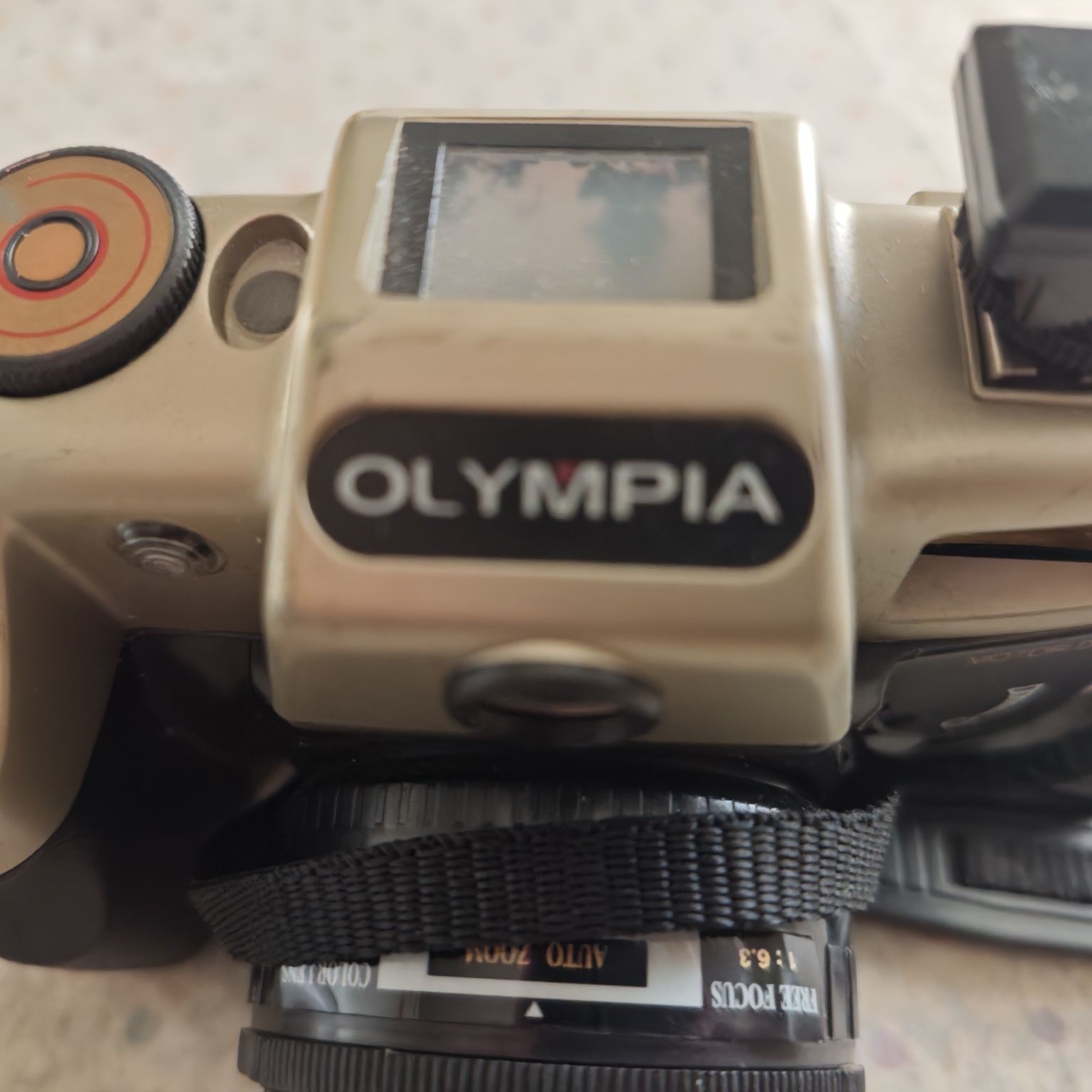 Máquina fotográfica da marca Olympus com flash