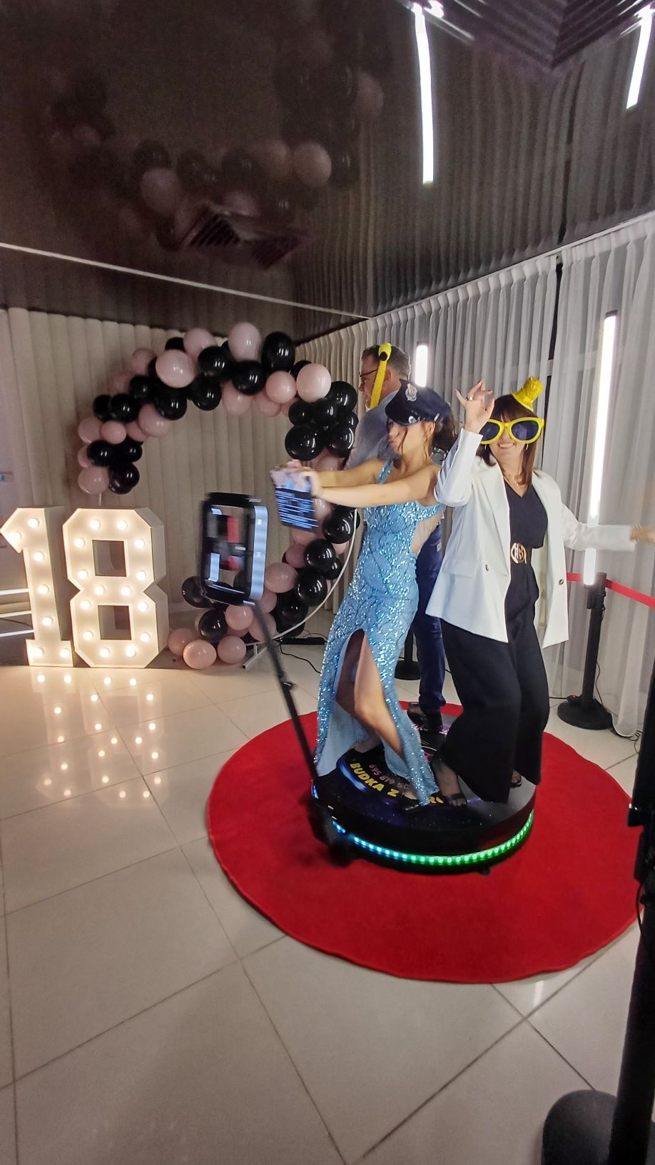 Fotobudka klasyczna fotobudka 360 podswietlany napis LOVE led rgb