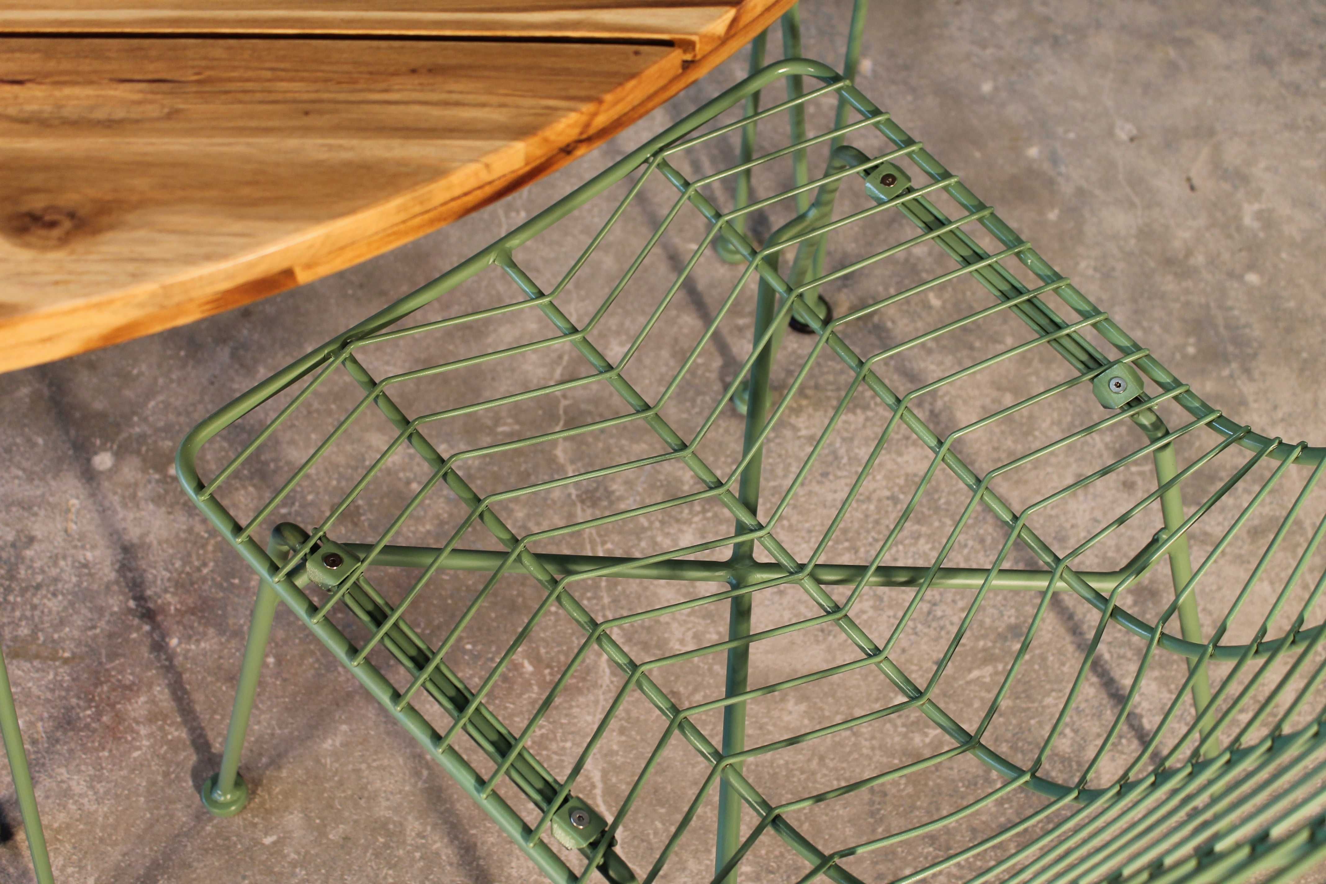 Conjunto Mesa com tampo de Madeira Exótica e cadeiras de aço cor Verde