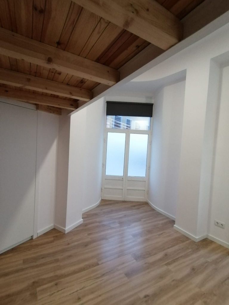 Alugo espaço com 2 quartos