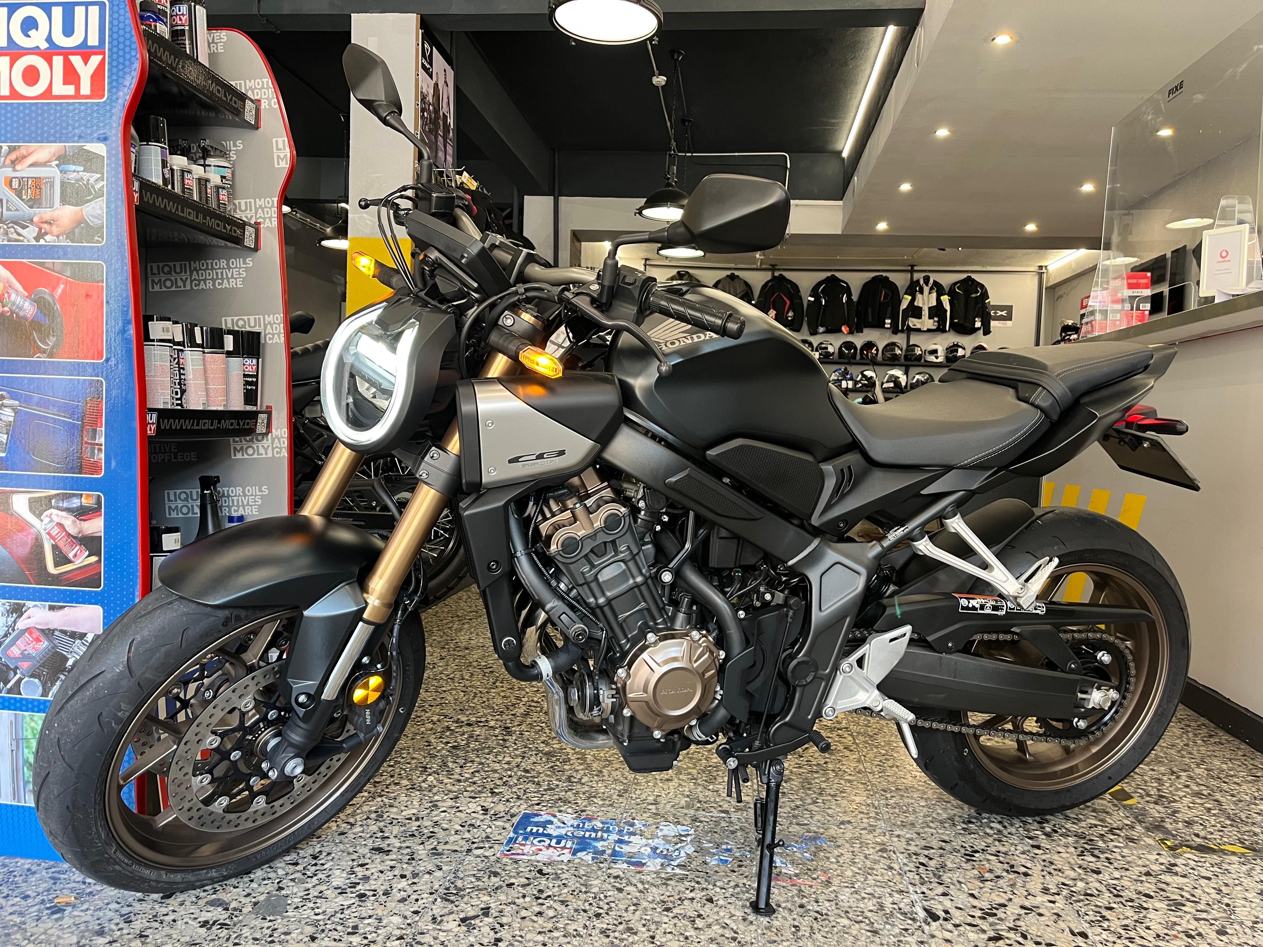 Honda CB 650 RA de 2024, como nova, com apenas 2902 Kms