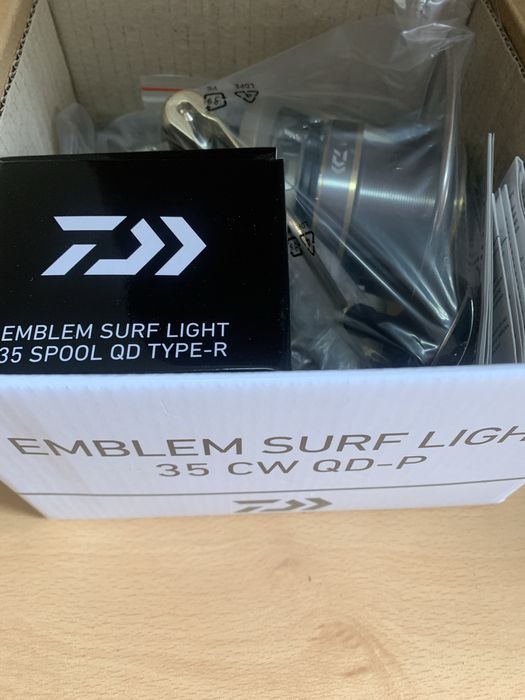 Carreto Daiwa Emblem Surf Light 35CW QD P Novo