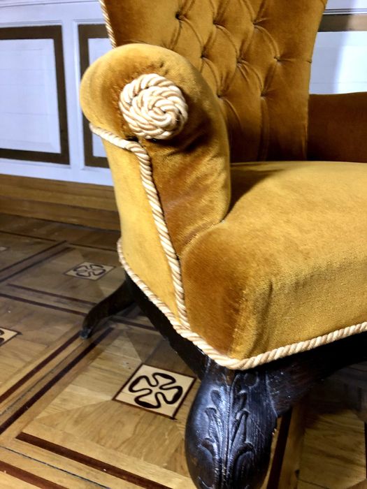 FOTEL USZAK czarny dąb tkanina welur w kol starego złota Francja ANTYK