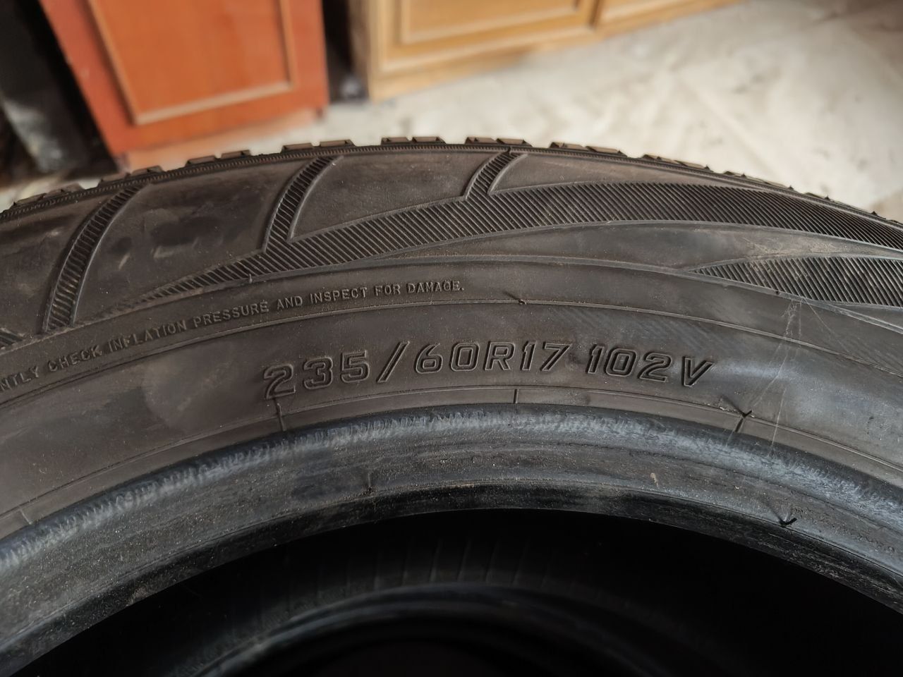 Зимня резина, 235/60  R17