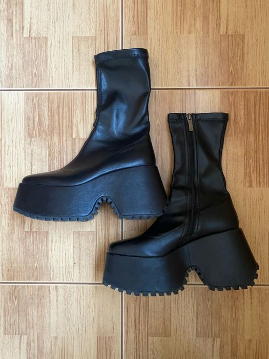 Чорні чоботи в ідеальному стані