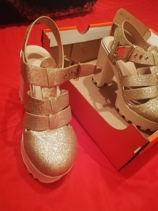 Sandálias douradas