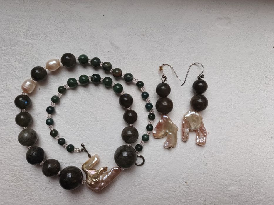 Комплект прекрас із барокових перлів та зеленого каменю