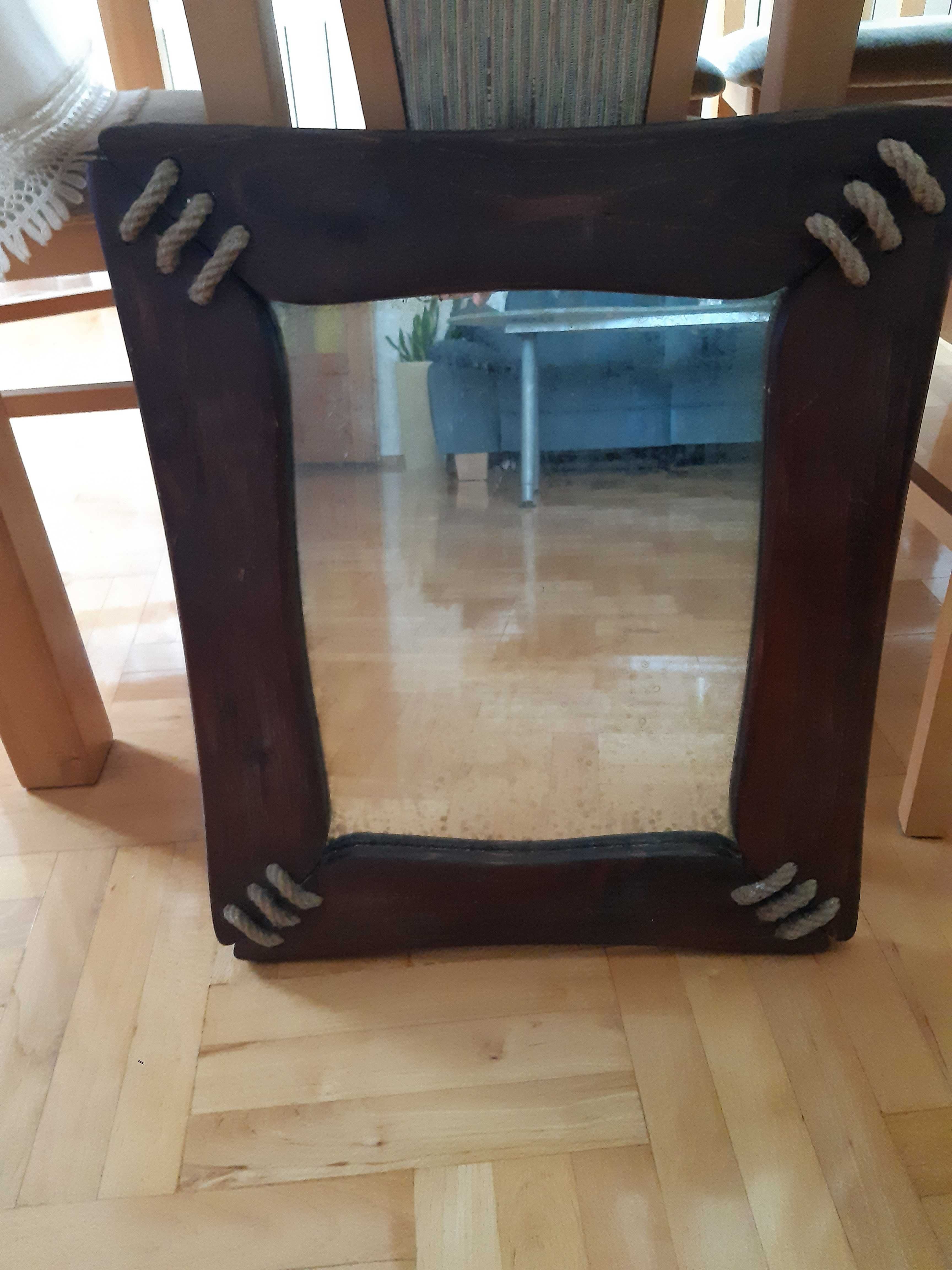 lustro w drewnianej obudowie