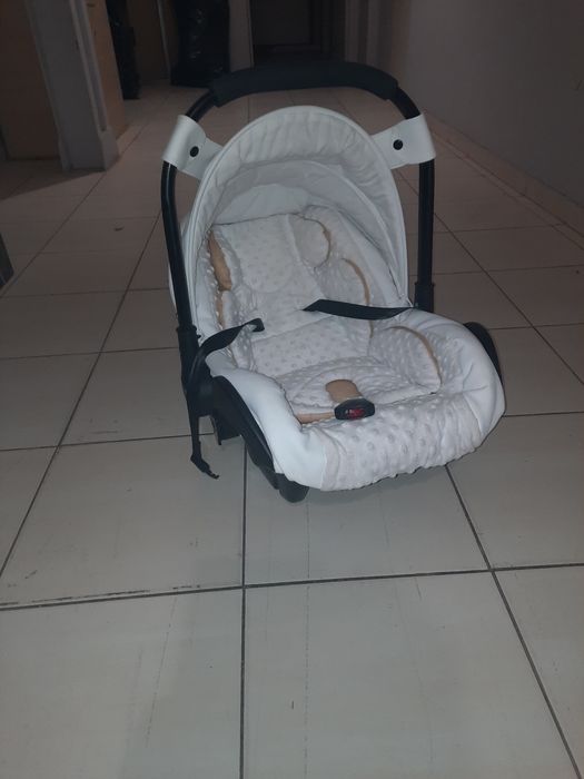 Sprezedam wozek Yanama w dobrym stanie  trzy w jednym 1.200..