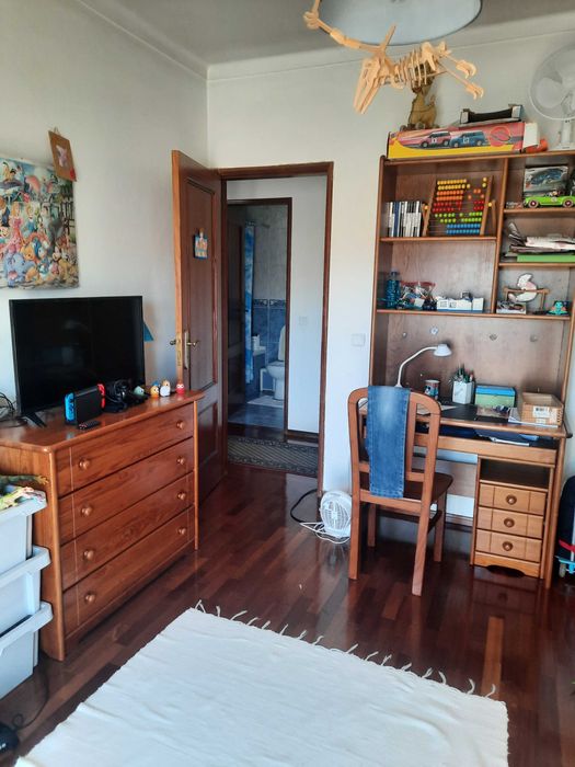 Estudio em pinho maciço muito bom estado