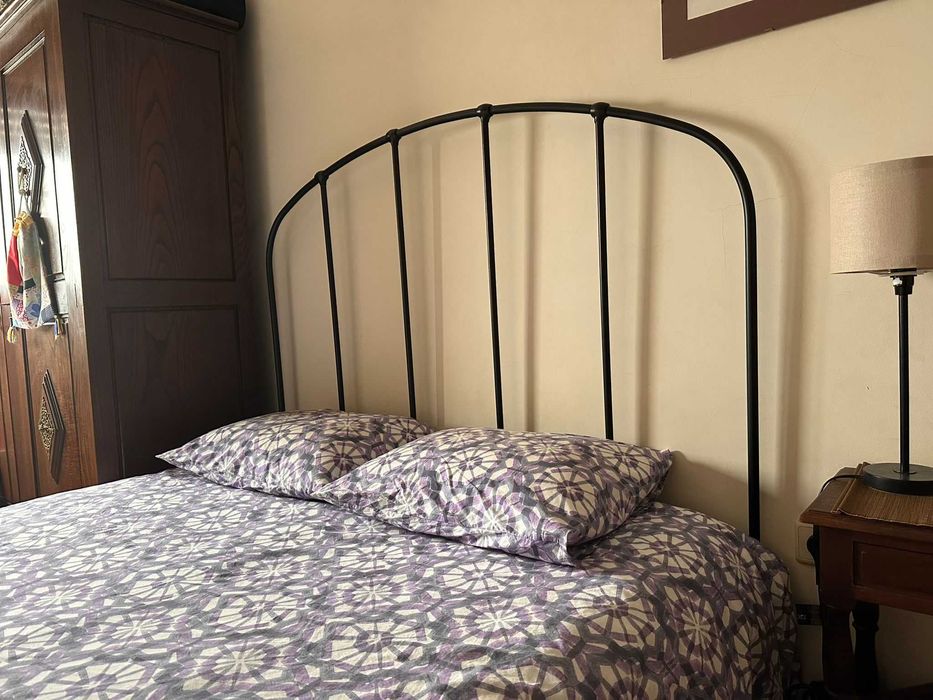 Cama de ferro simples e colchão incluído em muito bom estado .