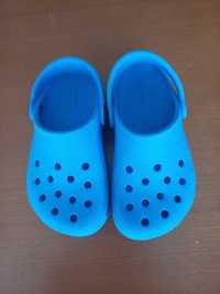 Crocs azuis para criança