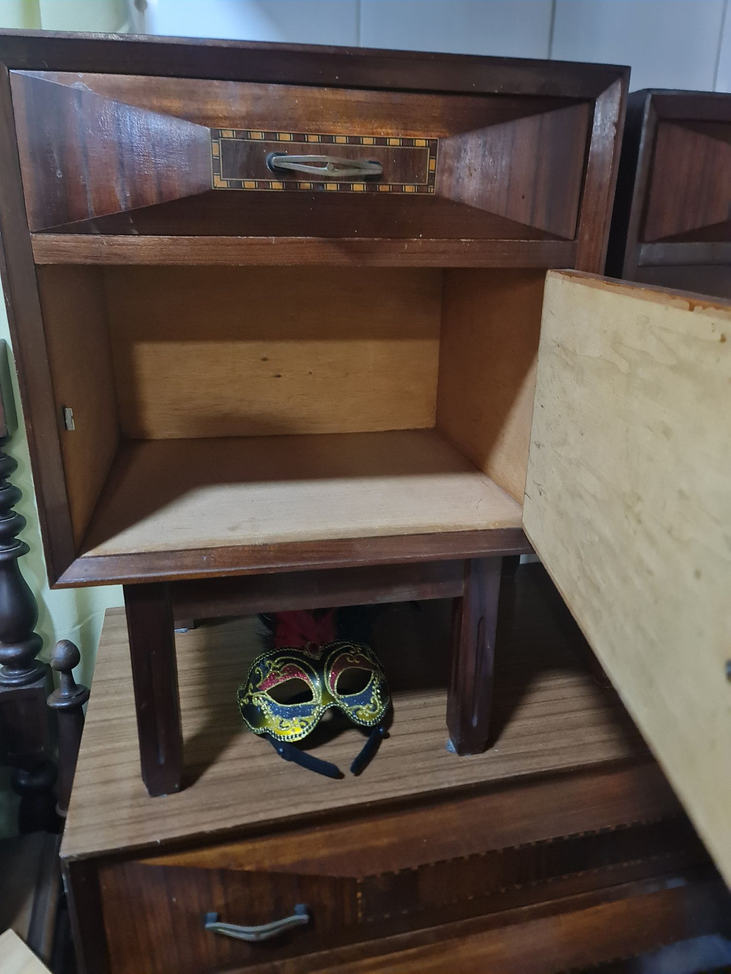Vendo cómoda e 2 mesinhas de cabeceira.