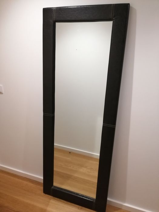 Espelho com moldura em pele