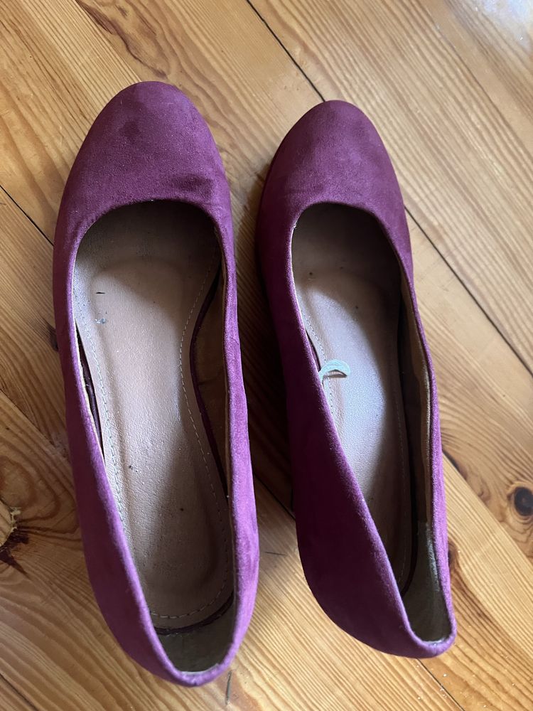Buty na koturnie w ciekawym kolorze