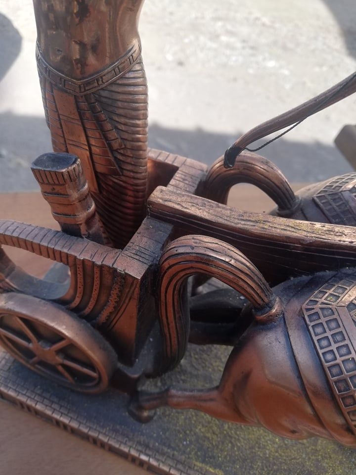Peça em cobre com cavalos