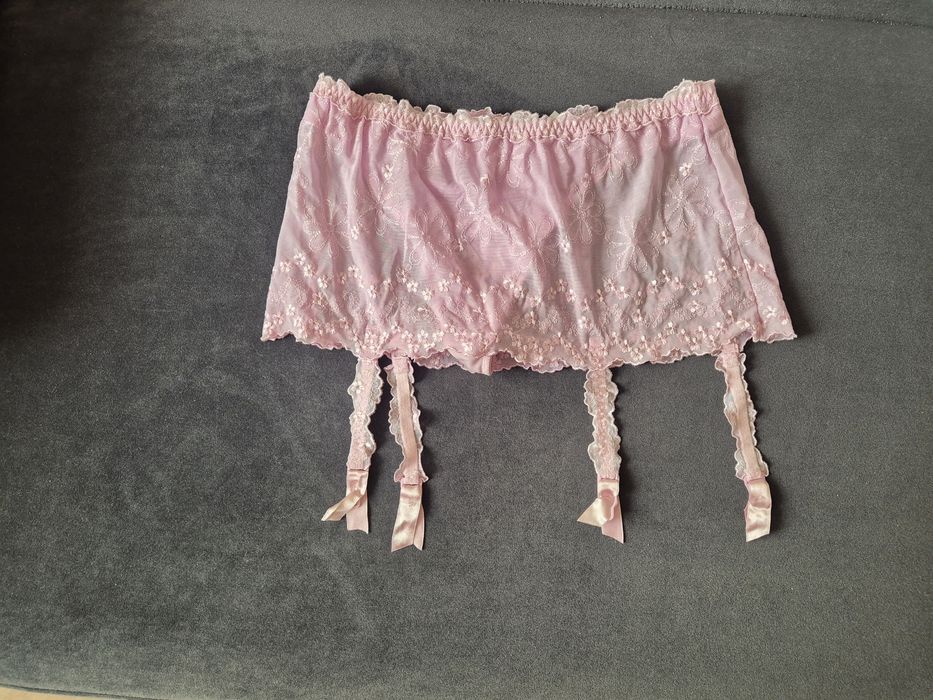 Różowe stringi z pasem do pończoch M