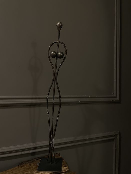 Фігура Жінки з металу