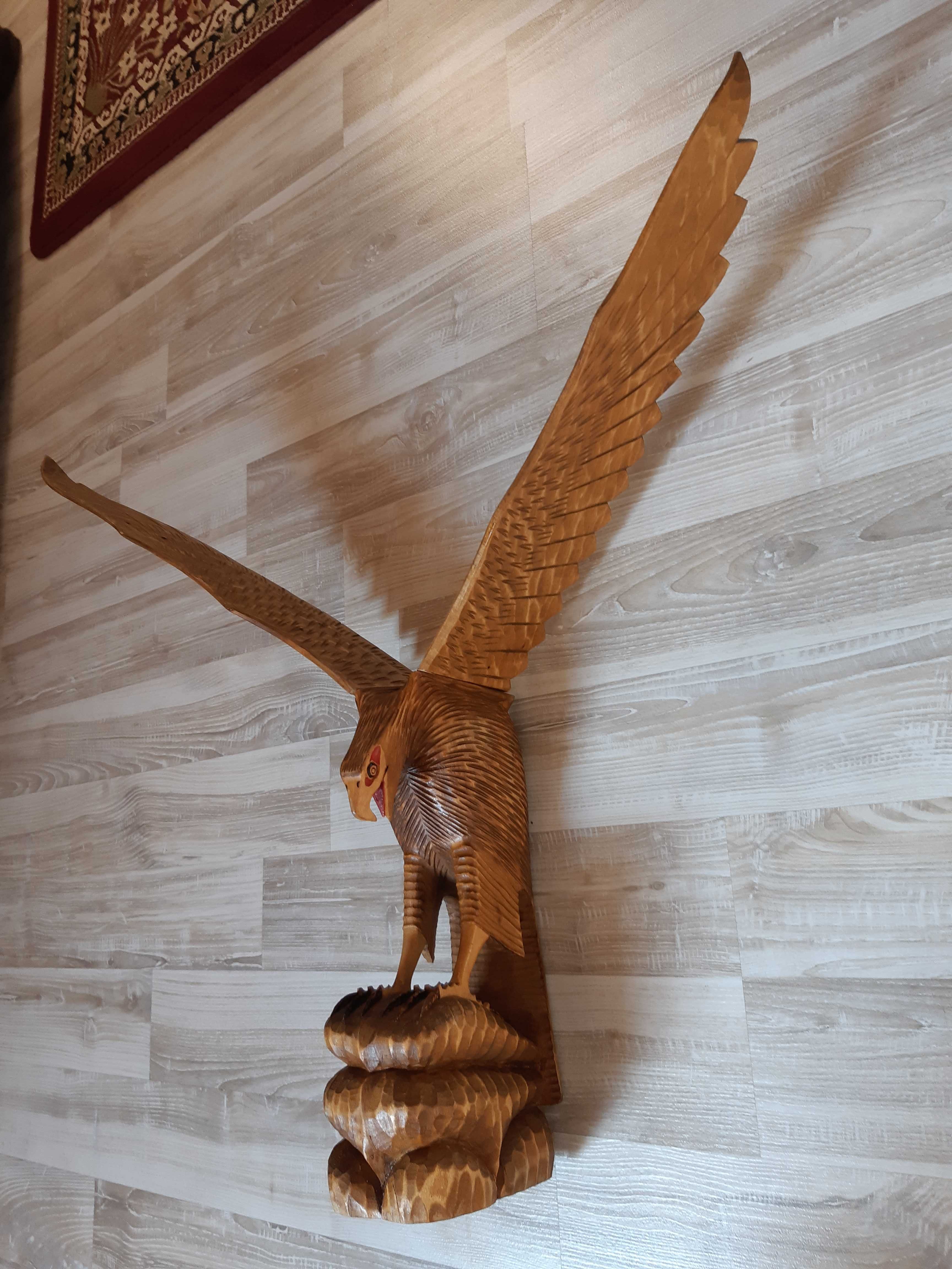 Stara drewniana rzeźba przedstawiająca pięknego dużego orła .