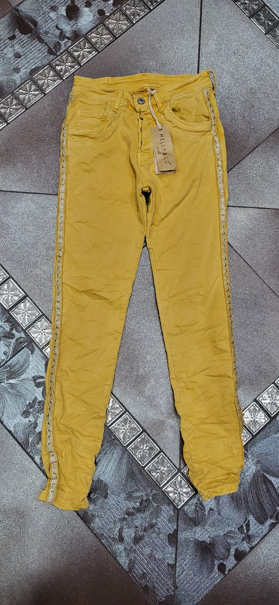 Włoskie musztardowe spodnie jeansy gnieciuchy lampasy dżety XS S