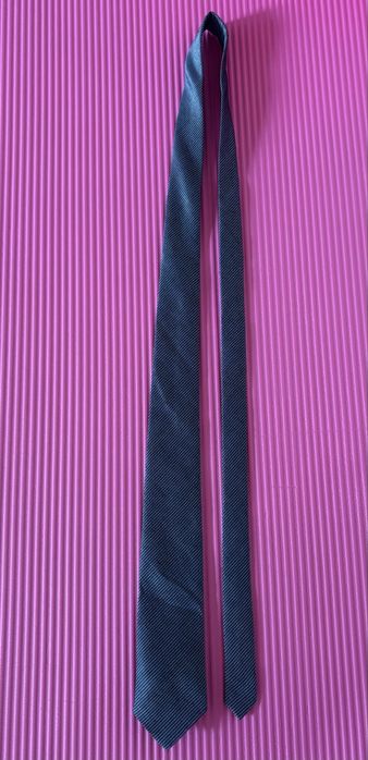 Krawat w przekątne paski