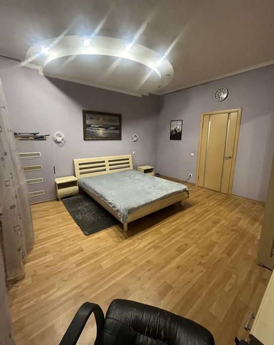 3- комн. 67 м. кв. Сталинка. С. Нигояна. Возле метро.