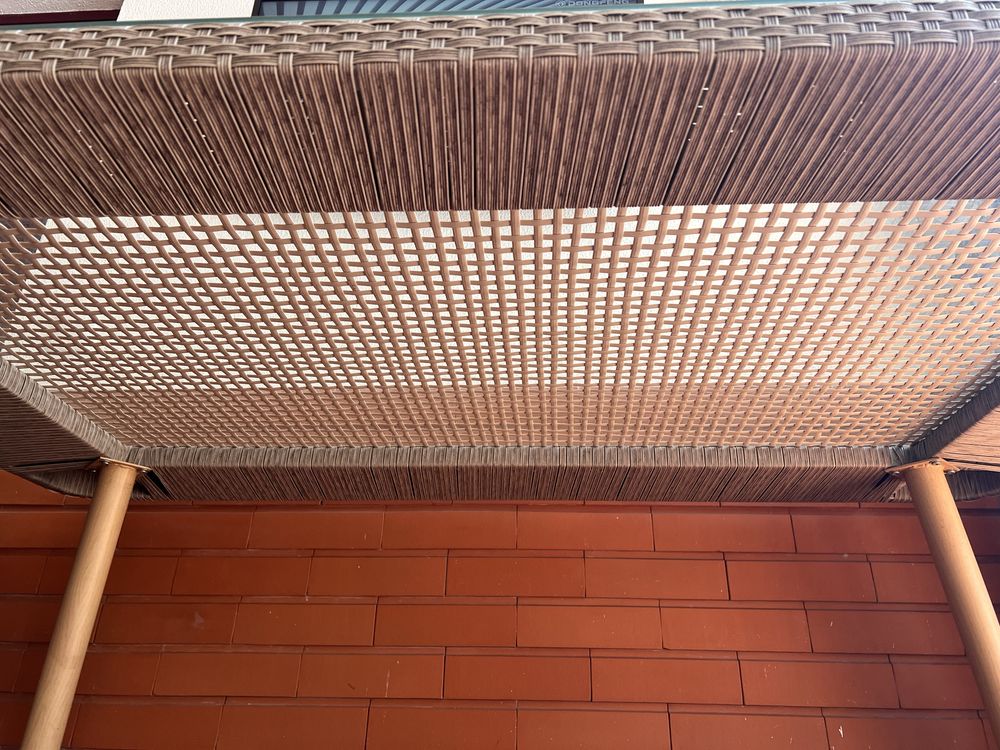 Mesa de exterior com tampo de vidro.
