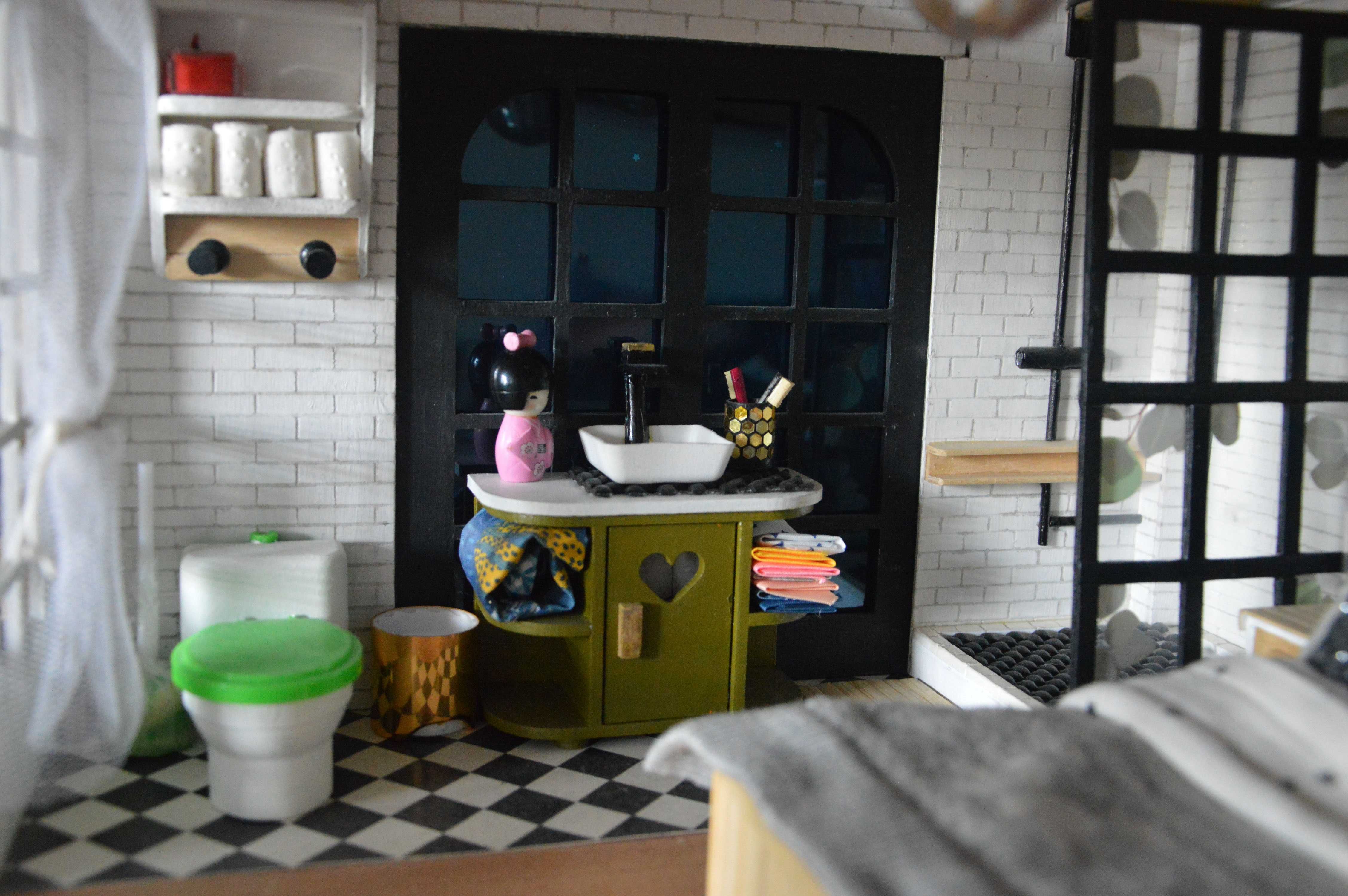 Drewniany domek dla lalek 1:12 z mebelkami HANDMADE