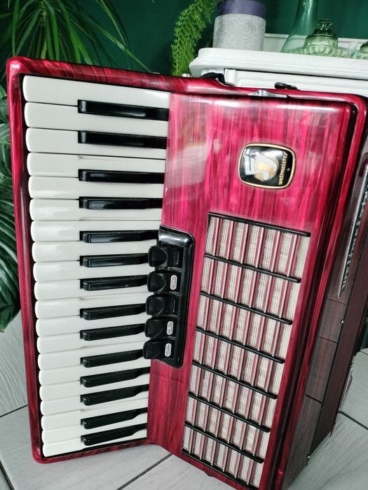Akordeon Weltmeister 80 basów.