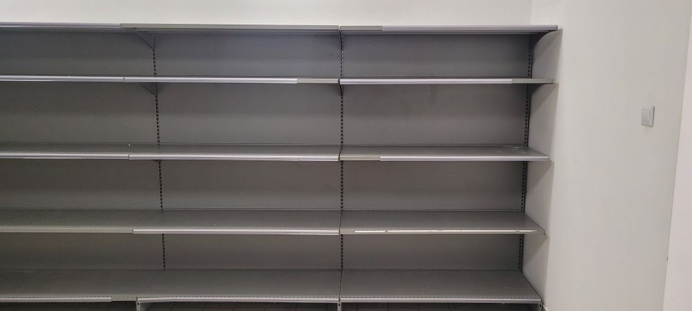 Regały sklepowe metalowe – wysokość 180 cm, półki 45 cm, moduły 130 cm