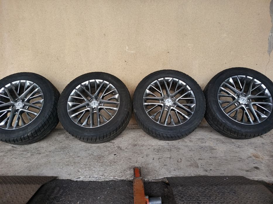 Продам комплект 30 000гр.Лексус.235 55 18.