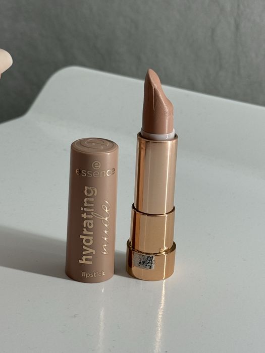 pomadka do ust essence hydrating nude lipstick