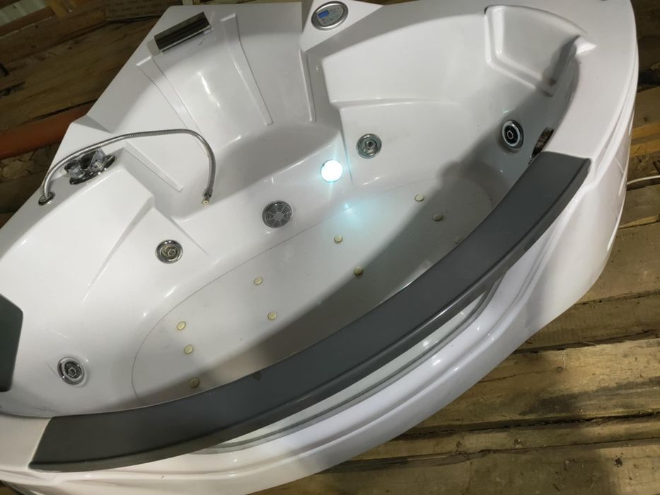 Wanna narożna z hydromasażem