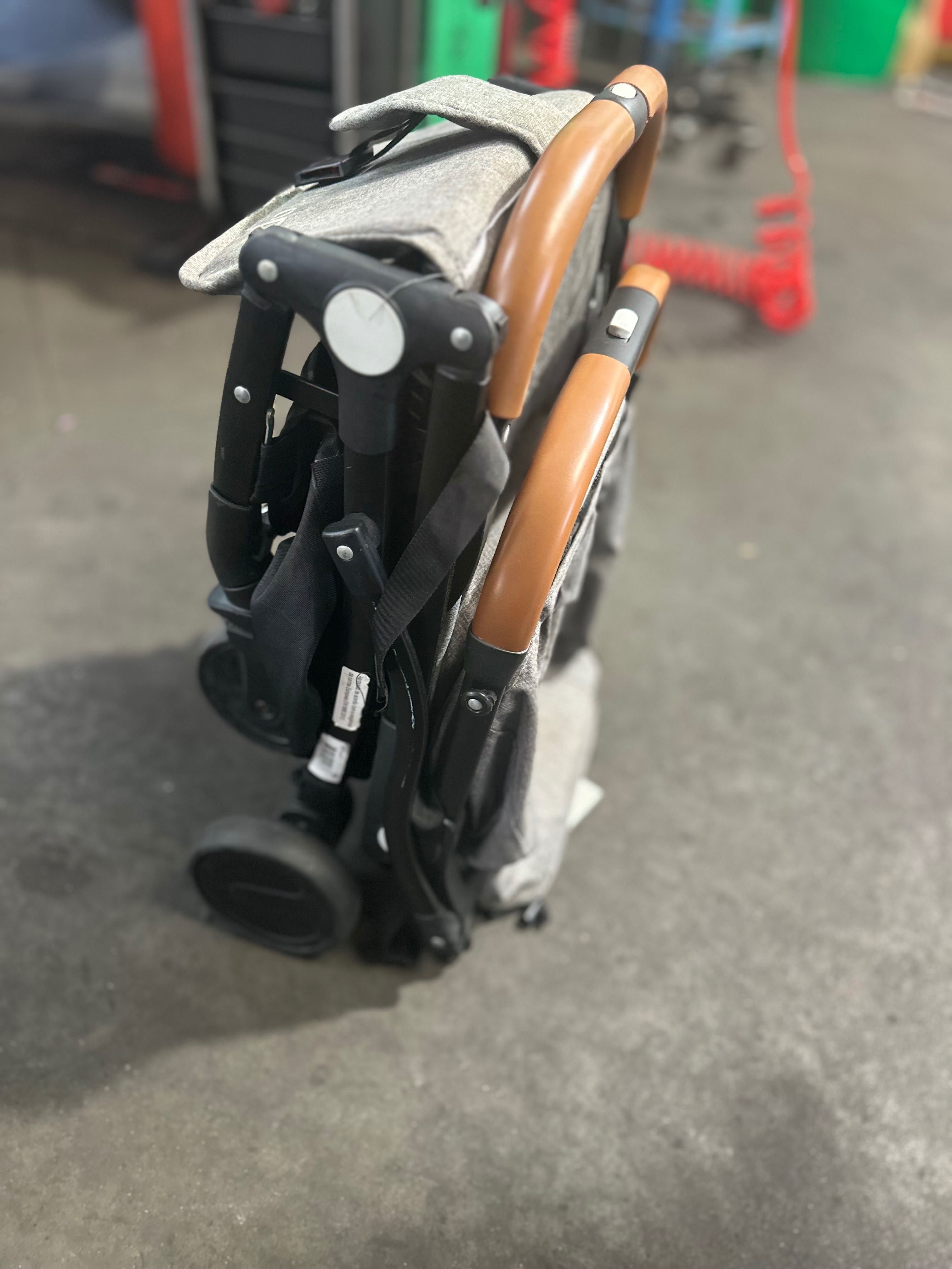 Vendo carrinho de  Bebe em ótimo estado !