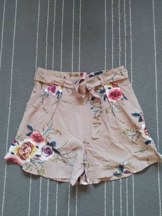 Krótkie spodenki szorty z kieszeniami w kwiaty jak nowe