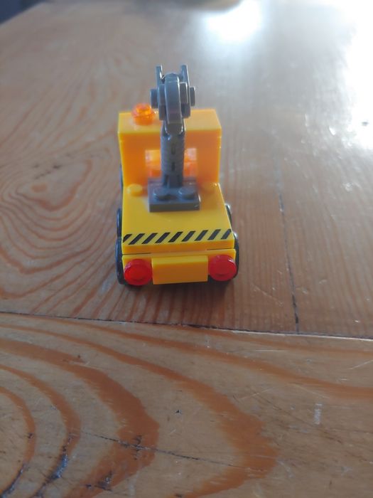 Małe autko z klocków