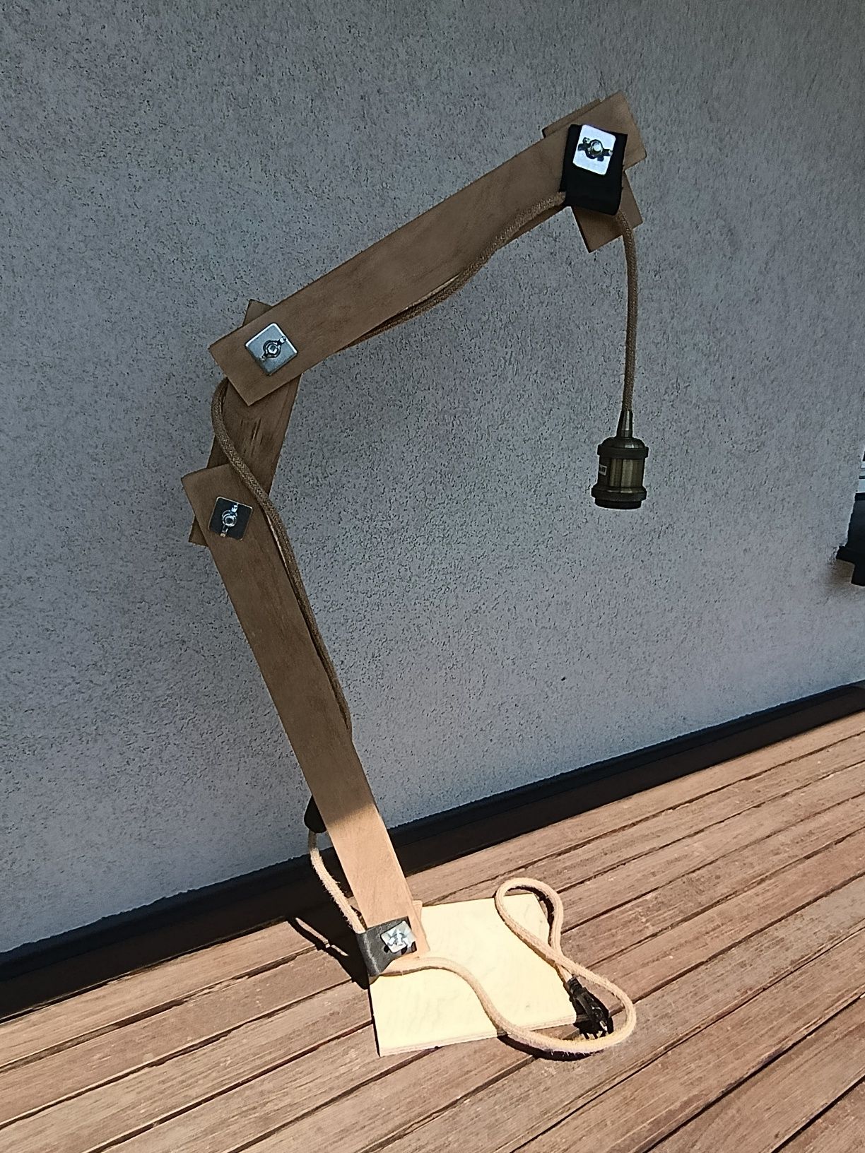 „Lampa handmade z odzysku – stylowa, funkcjonalna, unikatowa”