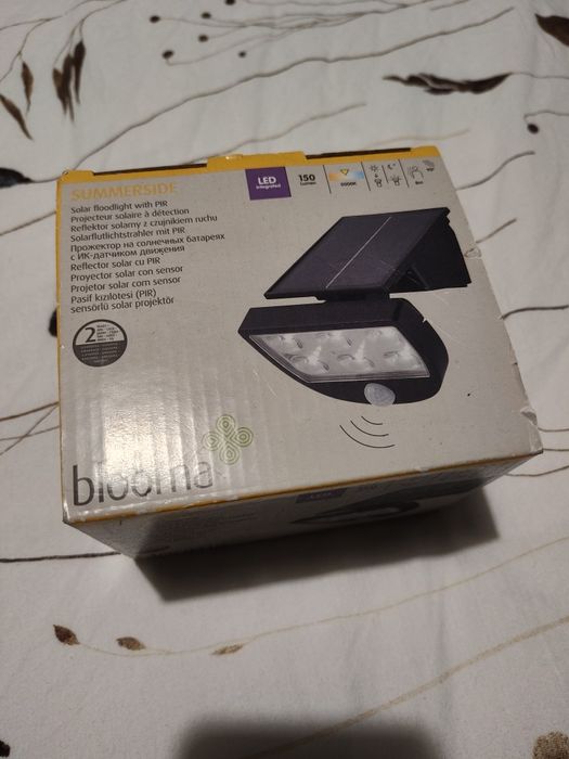 Reflektor solarny z czujnikiem ruchu