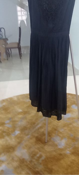 Vestido festa Limited Edition da Massimo Dutti com encaixes em renda.