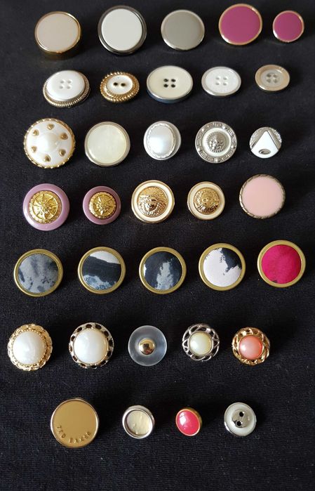 Чёрные, белые и цветные пуговицы с металлическим элементами