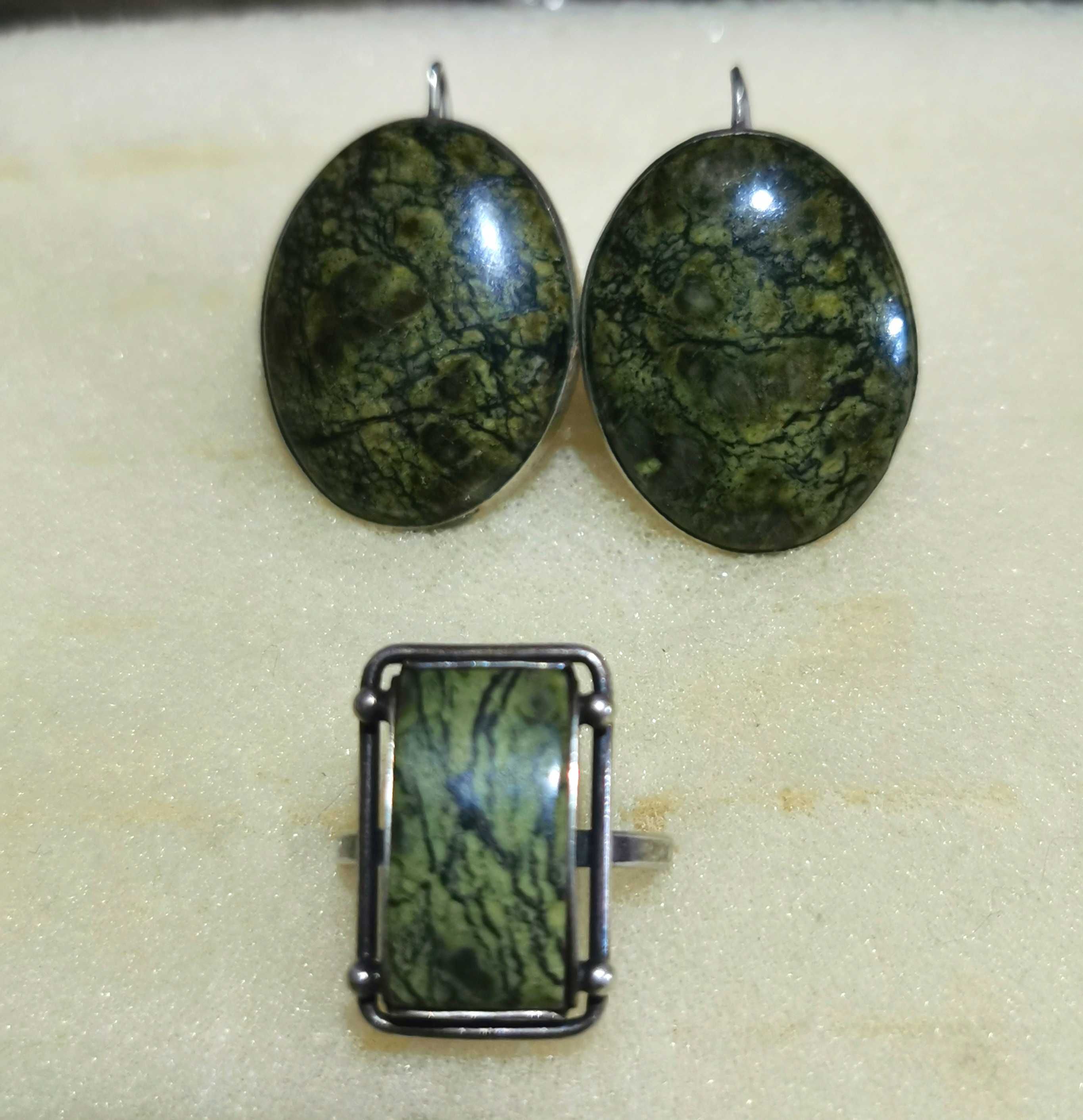 Серьги, бусы, перстень Змеевик