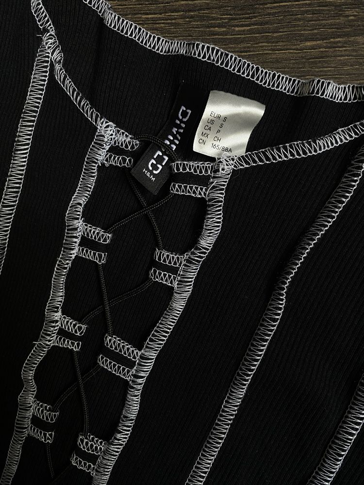 Кроп-топ від H&M з довгими рукавами та плоскими швами навиворіт