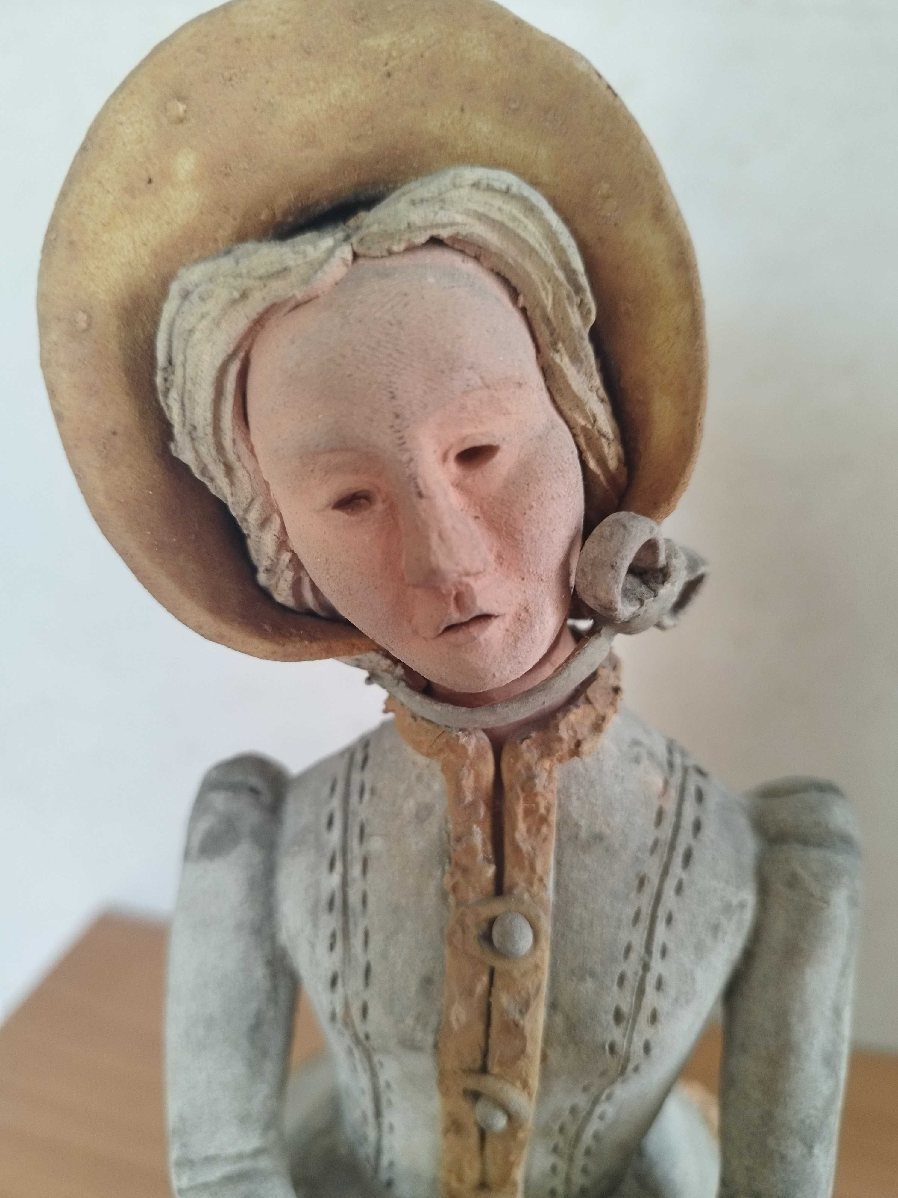 Damas antigas ricamente vestidas da autoria da Ernestina Batalha