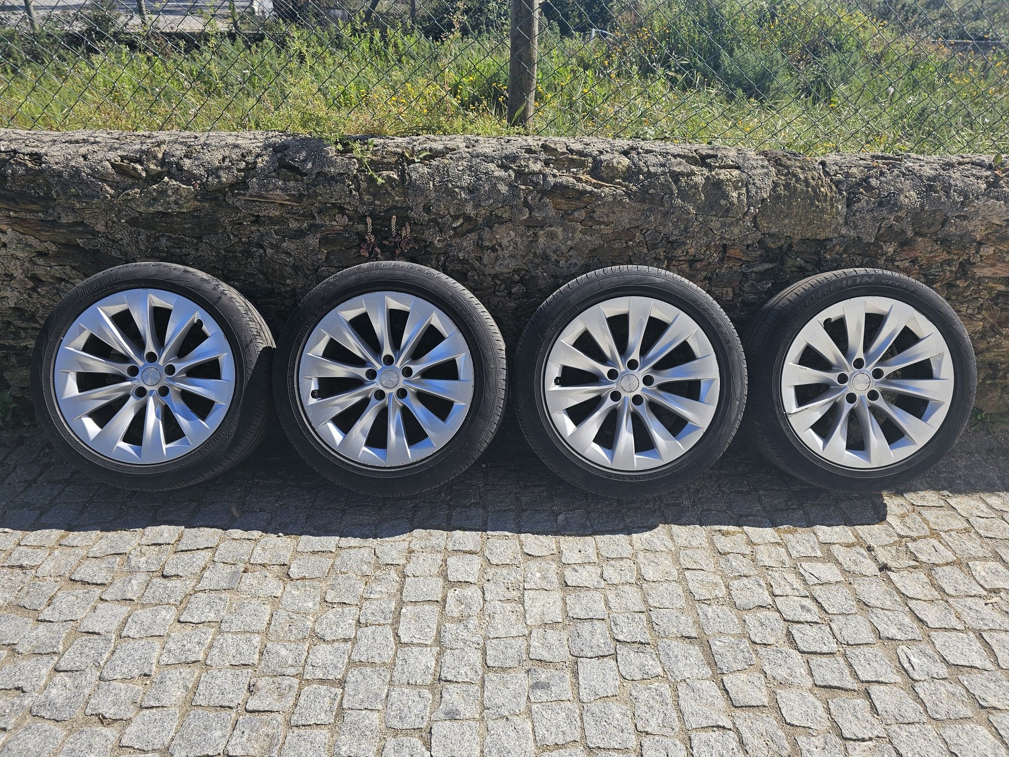 Jantes 20 5×120 Tesla BMW Mini com pneus Pireli
Possíve